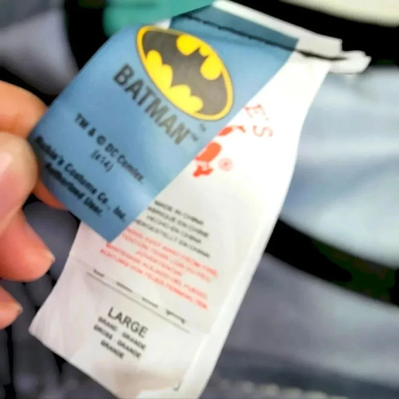 Childs BATMAN costume W/cape and mask Size Large - Picture 11 of 12